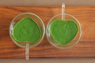 Ahşap arka planda ıspanak Smoothie. Meyve yeşil smoothies içinde 