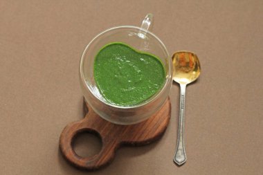 Ahşap arka planda ıspanak Smoothie. Meyve yeşil smoothies içinde 