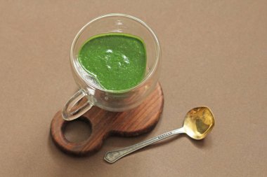 Ahşap arka planda ıspanak Smoothie. Meyve yeşil smoothies içinde 