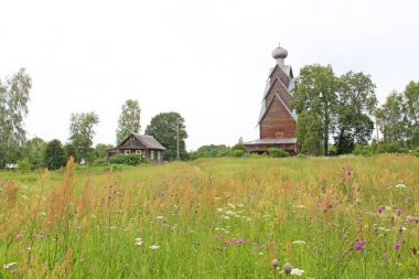 Rus ahşap kilise. Rusya, yaz