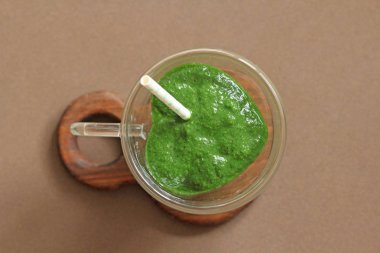 Ahşap arka planda ıspanak Smoothie. Meyve yeşil smoothies içinde 