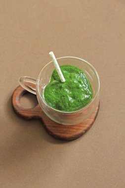 Ahşap arka planda ıspanak Smoothie. Meyve yeşil smoothies içinde 