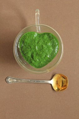 Ahşap arka planda ıspanak Smoothie. Meyve yeşil smoothies içinde 