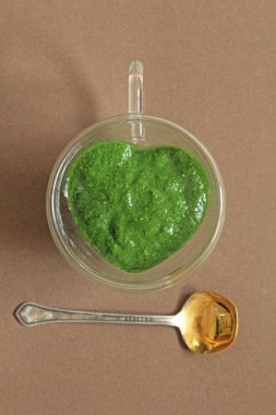 Ahşap arka planda ıspanak Smoothie. Meyve yeşil smoothies içinde 