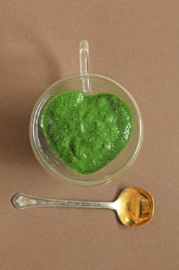 Ahşap arka planda ıspanak Smoothie. Meyve yeşil smoothies içinde 