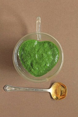 Ahşap arka planda ıspanak Smoothie. Meyve yeşil smoothies içinde 