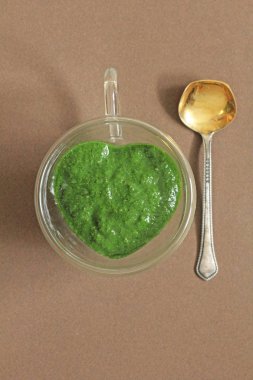 Ahşap arka planda ıspanak Smoothie. Meyve yeşil smoothies içinde 