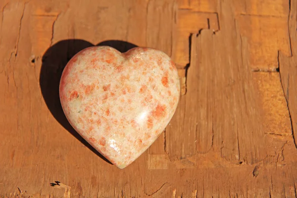 Heart of natural stone rhodochrosite. A heart shaped stone lies — Stock Photo, Image