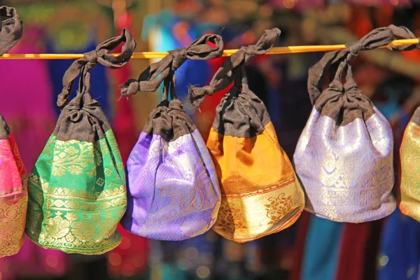 Små silke handväskor Indien. Hand broderi. Gåva Souvenir Indien — Stockfoto