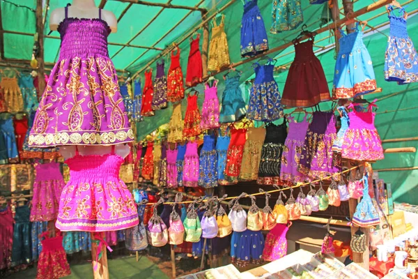 Försäljning kläder barn. Barnkläder Indien. Bazaar marknad — Stockfoto