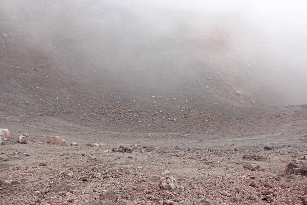 O vulcão Etna. Terra Vulcânica Negra e Nevoeiro Grosso no Monte Et — Fotografia de Stock