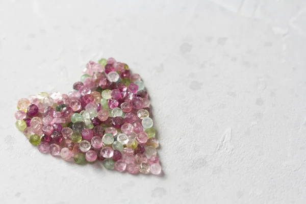 Le coeur. Beau coeur en tourmaline de pierre naturelle. Coeur o — Photo