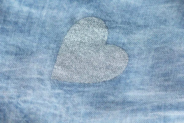 Corazón de plata sobre un fondo azul de tela de algodón. Pasos románticos — Foto de Stock