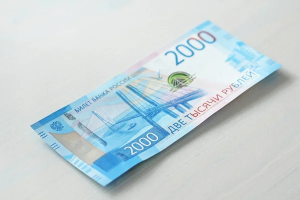 하나의 지폐와 이천 루블. t의 새로운 러시아 지폐 — 스톡 사진