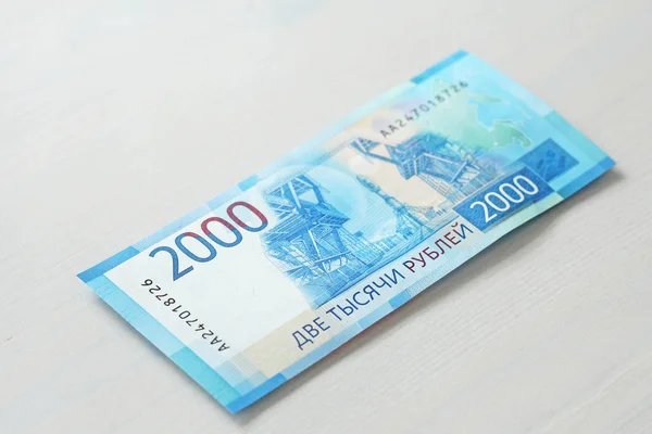 Deux mille roubles avec un billet. Nouveau billet russe en t — Photo