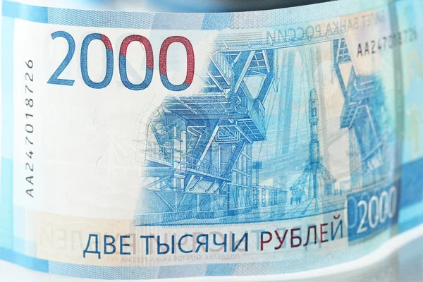 Две тысячи рублей с одной купюрой. Новая российская купюра в т — стоковое фото