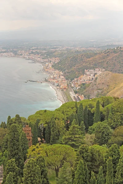 Belle vue panoramique sur la mer, forêt verte, Taormina's Old T — Photo