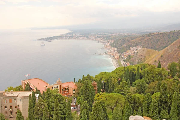 Belle vue panoramique sur la mer, forêt verte, Taormina's Old T — Photo