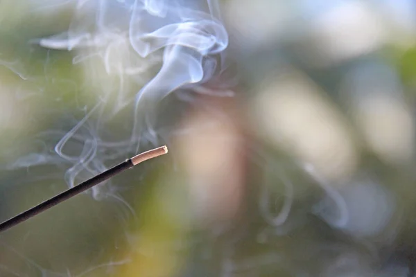 Ладан и дым от курения. Прекрасный дым. B — стоковое фото