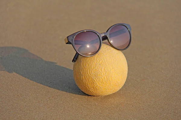 メガネ、ビーチ、海の中の黄色い美しいメロン, — ストック写真