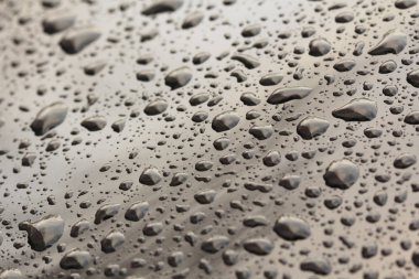 Arabanın Kaputuna Yağmur damlaları veya Su Damlaları. Yağmur Damlaları o