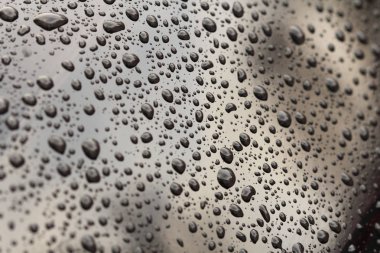 Arabanın Kaputuna Yağmur damlaları veya Su Damlaları. Yağmur Damlaları o