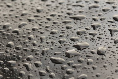 Arabanın Kaputuna Yağmur damlaları veya Su Damlaları. Yağmur Damlaları o