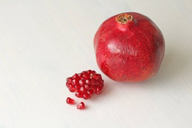 Büyük Olgun Kırmızı Granets veya Garnets. Kırmızı Olgun Nar Meyveler 