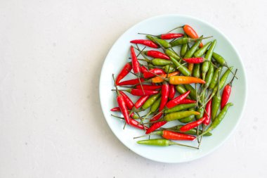 Kırmızı Acı Biber Modern Arka Plan veya Beyaz Masa, bir 