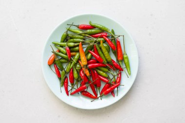 Kırmızı Acı Biber Modern Arka Plan veya Beyaz Masa, bir 