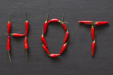 Siyah karanlık arka planda kelime sıcak kırmızı sıcak Chili Peppers