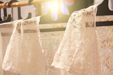 Nakış lı beyaz pamuklu gömlekler askıları asmak ve satılmaktadır