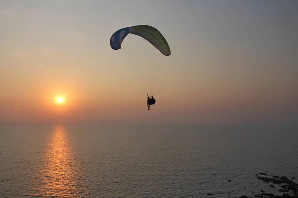 A paraglider against the background of the sea and sunset or daw — Stock Photo, Image