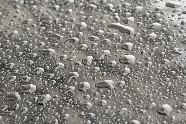 Regentropfen oder Wassertropfen fallen auf die Motorhaube des Autos. Regentropfen — Stockfoto