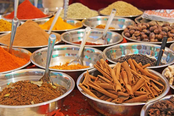 Hint baharatları. Spices Hindistan piyasada satılmaktadır — Stok fotoğraf