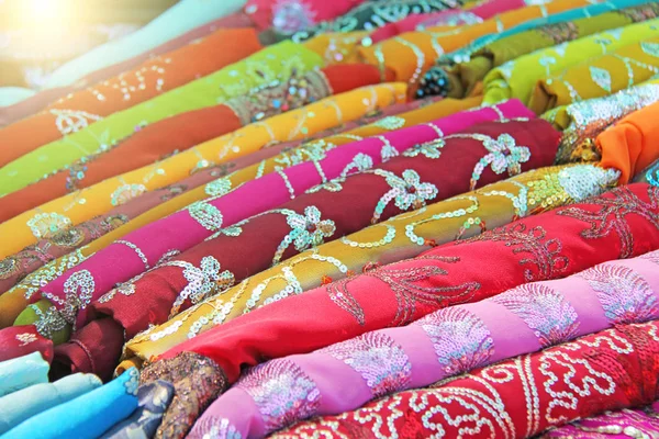 Sari. Tecidos coloridos brilhantes Índia. É construído no mercado. H — Fotografia de Stock