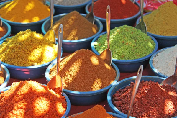 Kryddor Indien. Kryddor säljs på marknaden i Indien. Röd paprika — Stockfoto