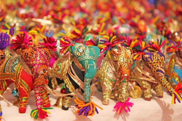 Elefantes figuritas de textiles bordados a mano. Recuerdo de regalo —  Fotos de Stock
