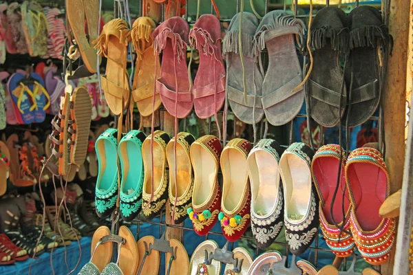 Scarpe scarpe indiane sono venduti sul mercato in India. souveni regalo — Foto Stock