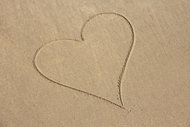 Kalp kuma boyanmış. Kopyalama alanı ile tasarım. Üst vi