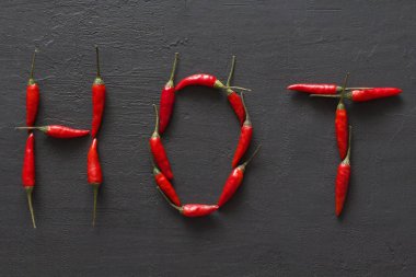 Siyah karanlık arka planda kelime sıcak kırmızı sıcak Chili Peppers