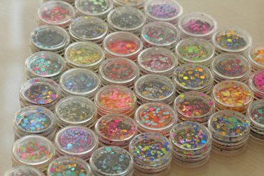 Bir Kavanoz çivi tasarımı için çok renkli Payetler. Glitter 