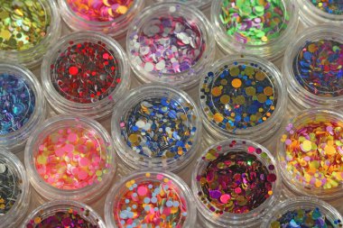 Bir Kavanoz çivi tasarımı için çok renkli Payetler. Glitter 