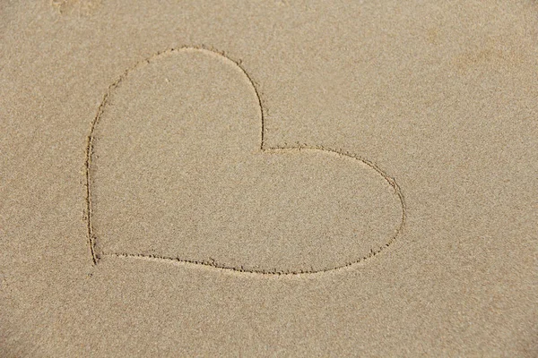 El corazón está pintado en la arena. Diseño con espacio de copia. Parte superior vi — Foto de Stock