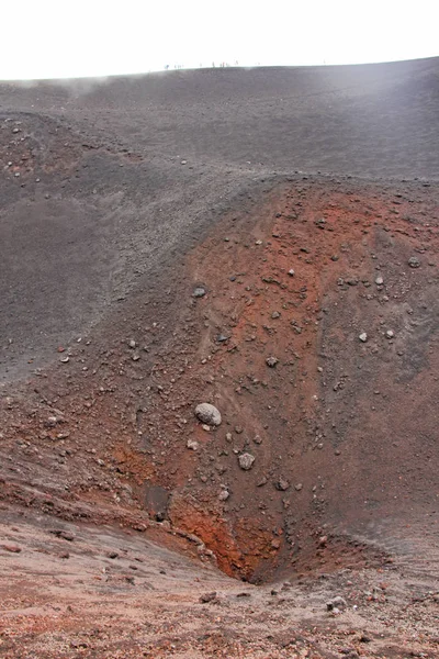 Вулкан Етна. Кратер вулкана Етна. Чорна вулканічна Земля, — стокове фото