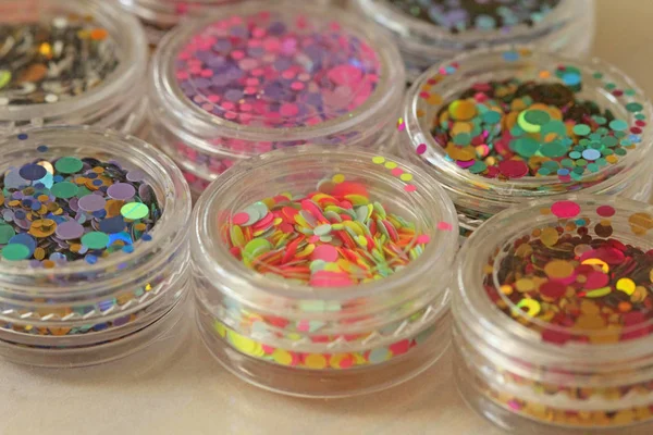 Paillettes multicolores pour la conception de clous dans un pot. Paillettes — Photo