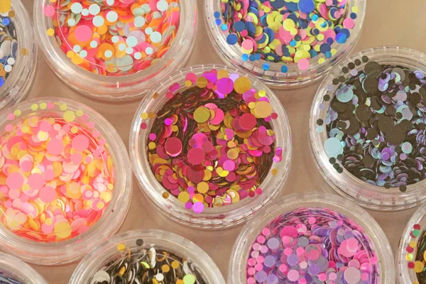 Lentejuelas multicolores para el diseño de clavos en un tarro. Glitter — Foto de Stock