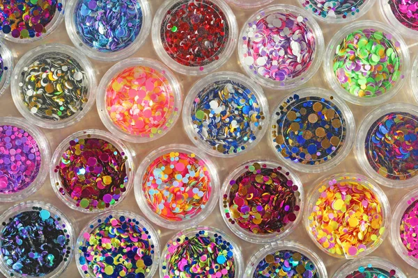 Flerfärgade paljetter för utformningen av naglar i en burk. Glitter — Stockfoto