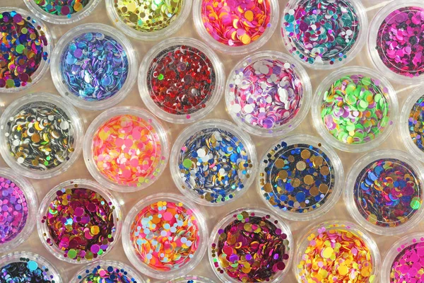 Flerfärgade paljetter för utformningen av naglar i en burk. Glitter — Stockfoto