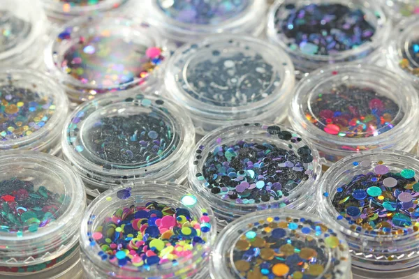 Lentejuelas multicolores para el diseño de clavos en un tarro. Glitter — Foto de Stock